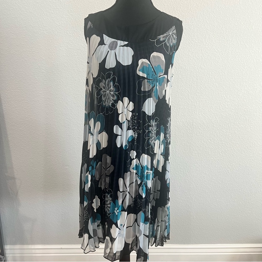 Voir Voir Women’s Black and Teal Floral Pleated Midi Dress